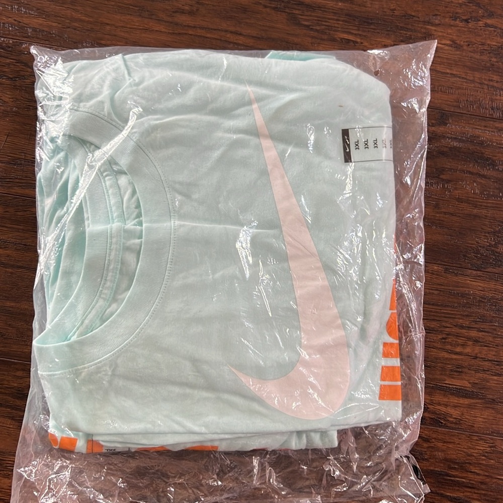 Nike Men’s T-Shirt - Picture 4 of 4
